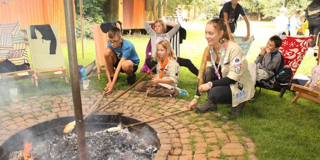 Bei den Pfadfindern vom Stamm Guy de Larigaudie Lampertheim konnten die Teilnehmer der Ferienspiele unter anderem Stockbrot am Lagerfeuer backen. Foto: Nadine Schütz