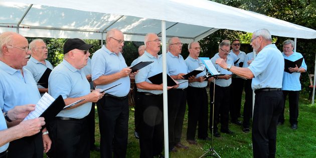 Das Sängerquartett Liederkranz sorgte mit dem Weinlied für Stimmung. Foto: Petra Gahabka