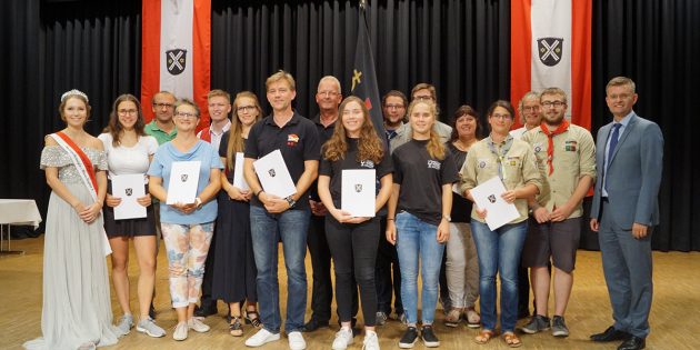 Vereinsförderpreisträger im Bereich "Jugendgruppen" und Anerkennungspreisträger wurden vom Ersten Stadtrat Jens Klingler (r.) und Spargelkönigin Alina Sophie I. (l.) gebührend geehrt. Foto: Sigrid Samson
