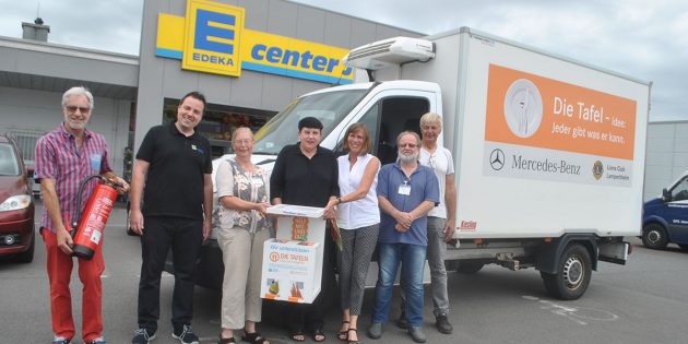 Große Freude beim Team der Tafel Lampertheim und Edeka-Kaufmann Andreas Jochum: Bei der Pfandbon-Aktion im EDEKA-Center kam ein stolzer Betrag zusammen. Foto: Benjamin Kloos