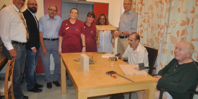 Der Lions Club unterstützt das Projekt  „Werkbank für Demenzkranke“ im Pflegewohnheim „Agaplesion Dietrich Bonhoeffer Haus“ in Lampertheim mit einer Werkbank und Werkzeugen – die Bewohner nehmen das Angebot gerne und rege wahr. Foto: Benjamin Kloos