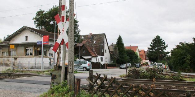 Das Bahnhofumfeld kann eine Aufwertung vertragen, es fehlt an Parkplätzen für Pendler und adäquaten Fahrradabstellplätzen. Foto: Hannelore Nowacki