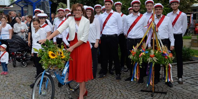 Kerbemudder Heike Hildebrand glossierte auf gekonnte Art und Weise das Geschehendes vergangenen Jahres in Howwe. Foto: Petra Gahabka