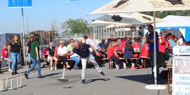 Die Teilnehmer beim Asphaltstockschießen zeigten sportlichen Ehrgeiz. Foto: Eva Wiegand 