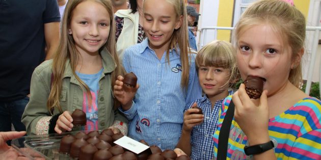 Die Wartezeit in der Schlange ließ sich angenehm mit den berühmten Oberfeld-Schokoküssen verkürzen, die Familie Oberfeld gratis spendierte. Foto: Hannelore Nowacki