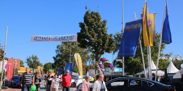 Bei schönstem Spätsommerwetter strömten die Besucher am Samstag zur Messe in und an der TSG-Halle in der Gartenstraße. Foto: Hannelore Nowacki