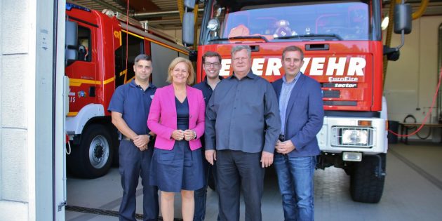 Die SPD-Politiker konnten bei der Freiwilligen Feuerwehr Biblis viele Informationen für ihre eigene Arbeit mitnehmen – die SPD-Landesfraktionsvorsitzende Nancy Faeser will sich in Wiesbaden für die finanzielle Unterstützung der Jugendfeuerwehren stark machen. Foto: Hannelore Nowacki