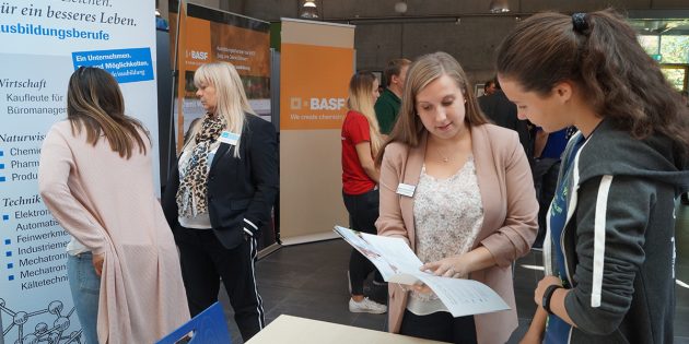 Die 15-Jährige LGL-Schülerin Maria informierte sich gerne über die Ausbildungsmöglichkeiten und Studiengänge bei Roche Diagnostics in Mannheim. Foto: Sigrid Samson