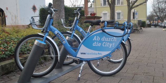 Fahrräder werden erfreulicherweise genutzt

Halbjahresbilanz des VRN-Nextbike-Angebotes in Lampertheim

LAMPERTHEIM – Seit Dezember 2018 haben Lampertheimer Bürger sowie Gäste die Möglichkeit, an sieben Stationen in der Kernstadt sowie am Bahnhof in Hofheim Räder von VRN-Nextbike auszuleihen. „Zeit, eine Halbjahresbilanz zu ziehen”, so Bürgermeister Gottfried Störmer am Donnerstag im Rahmen eines Magistratspressegesprächs. Bereits im Startmonat wurden insgesamt 24 Räder ausgeliehen. Aufgrund des kalten Winters ist davon auszugehen, dass in dieser Jahreszeit generell weniger Räder genutzt werden. Dies bestätigt die Januar-Zahl von elf ausgeliehenen Rädern. Doch im Verlauf des Jahres stieg die Zahl der geliehenen Drahtesel stetig an. Lag die Zahl der Ausleihen im März bei 35 Rädern, waren es im Juni bereits 58 Räder. Insgesamt wurden zwischen Januar und Juni diesen Jahres 244 Räder ausgeliehen. 

Die meisten Ausleihen verzeichnet dabei die Station am Bahnhof Lampertheim mit 87 Ausliehen, gefolgt von der Station Haus am Römer mit 46 Ausleihen und der Station am Schillerplatz. Die wenigsten Räder wurden an der Station Fährhaus entliehen. Am Bahnhof Hofheim wurden bis Juni 2019 zwei Räder zurückgegeben aber keines entliehen. „Dies war offenbar der falsche Platz, das nehmen wir gerne auf und werden dies in den Gesprächen mit VRN-Nextbike berücksichtigen”, erläuterte Bürgermeister Störmer. „Positiv ist aber, dass der Bedarf da ist, sich spontan ein Fahrrad ausleihen zu können.”

Ebenfalls positiv sind die Rückgabequoten: Bei allen Stationen wird mit wenigen Ausnahmen die gleiche Zahl an Rädern zurückgebracht wie entliehen wurden. „Interessant wäre ein dichteres Netz an Ausleihstationen in allen Orten des Rieds, beispielsweise in Bobstadt oder auch in Nordheim und Biblis, um das Angebot für Hofheim attraktiver zu gestalten. Und für einen Standort in Hüttenfeld wäre es wichtig, wenn es entsprechende Stationen auch in Lorsch, Viernheim und Heppenheim gäbe”, betonte der Erste Stadtrat Jens Klingler abschließend. Benjamin Kloos

BUZ: Das Angebot von VRN-Nextbike in Lampertheim kommt gut an – dies ist das Fazit der Halbjahresbilanz. Archivfoto: Benjamin Kloos