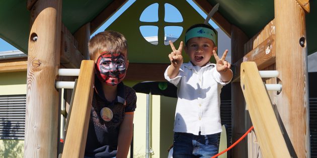 Die beiden Kita-Kinder Fatlind und Sami hatten sichtlich Spaß am Familientag in der Kita Farbenfroh und spielten gerne im Garten. Foto: Sigrid Samson