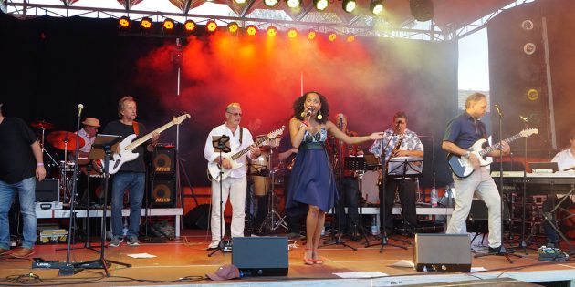 Gastsängerin Lisbania Perez aus Dominiko-Haiti versetzte das Publikum mit karibischen Rhythmen in Feierlaune. Foto: Sigrid Samson