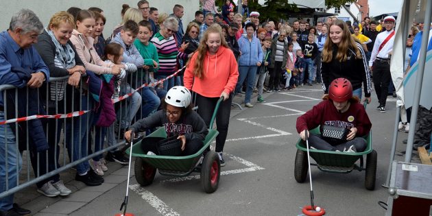 Riesengaudi beim Schubkarrenrennen auf der Howwemer Kerb 