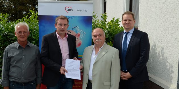 Der Kreisbeigeordneter Karten Krug überreichte der AWO-Schuldnerberatung einen Zuwendungsbetrag in Höhe von 106.000 Euro. Foto: Petra Gahabka 