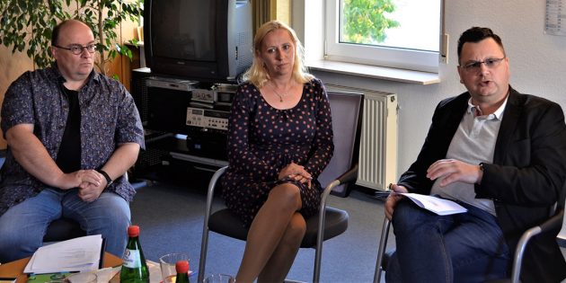 Frank Occhionero, Leiter Beratungsstelle Lampertheim, die Erste Kreisbeigeordnete Diana Stolz und Jugendamtsleiter Kai Kuhnert stellten das neu gestartete Schulsozialarbeitskonzept HELP vor. Foto: Petra Gahabka 