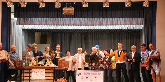 Beim Herbstfest des Fördervereins Domkirche mit dem heiteren Krimi-Dinner hatte das begeisterte Publikum reichlich Anlass zu lachen. Vor dem kulinarischen Schlussakkord mit einem verführerischen Kuchenbüffet sangen Akteure und Publikum gemeinsam das Lampertheimer Spargellied. Foto: Hannelore Nowacki