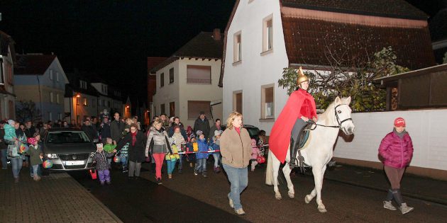 Laternen und Augen leuchten um die Wette