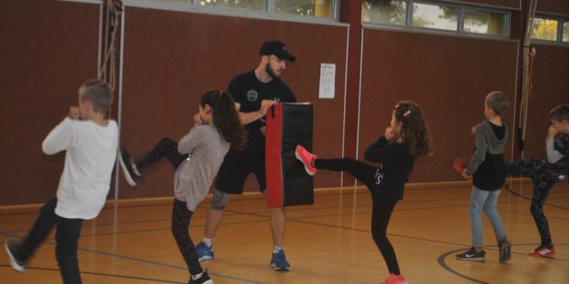 Bewegung ist wichtig – und kann beim Abbau von Stress und Ärger helfen. Diese und viele weitere Erfahrungen sammelten die Schüler der Nibelungenschule in Hofheim im Rahmen des YOLO-Days am Dienstag. Foto: Benjamin Kloos