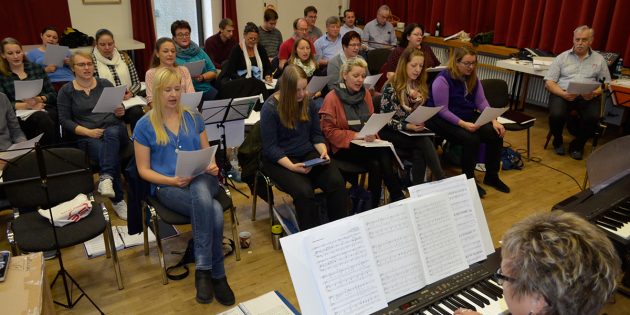 Die Musikgruppe Spirit lädt am 22. und 24. November zu Konzerten in die Bobstädter Pfarrkirche ein. Foto: Petra Gahabka