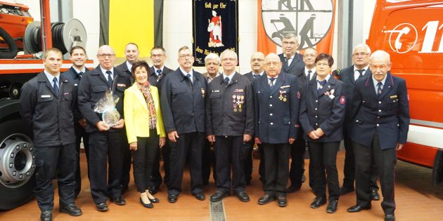 Vielfältige Auszeichnungen langjährig verdienter Feuerwehrkameraden standen am Ehrungsabend auf der Tagesordnung. Foto: Sigrid Samson