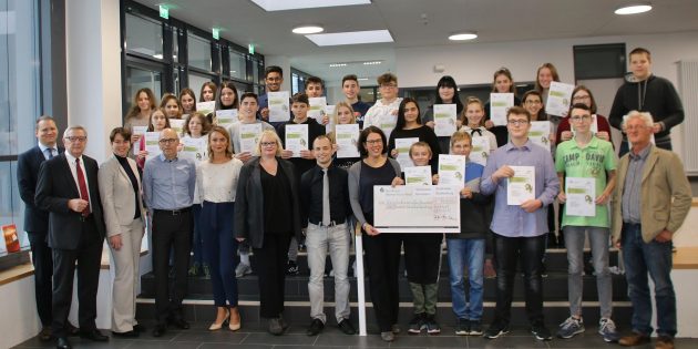 14.500 Euro spendeten die drei Sparkassen gemeinsam zur Unterstützung der AWO-Schuldnerberatung. 25 Jahre AWO-Schuldnerberatung und 10 Jahre Schuldenpräventionsarbeit in den Schulen für Jugendliche wurde gemeinsam bei der Zertifikatsübergabe gefeiert. Foto:  Hannelore Nowacki