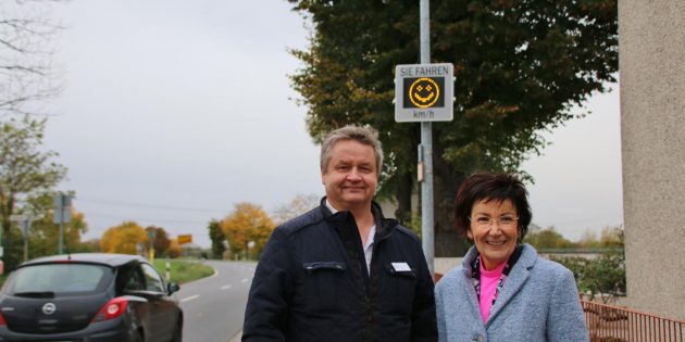 Karlheinz Utikal, Vorsitzender der Kreisverkehrswacht Bergstraße, und Bürgermeisterin Barbara Schader sind überzeugt: Die Autofahrer lassen sich durch das Display für angepasstes Fahren sensibilisieren. Foto: Hannelore Nowacki