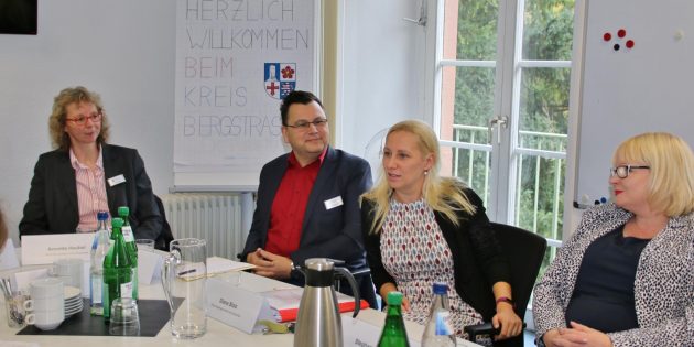 Bei der Vorstellung des neuen Schulsozialarbeitskonzept im Kreis Bergstraße gaben die  Fachleute Auskunft zu ihren durchweg positiven Erfahrungen. Im Bild (von links): HELP-Koordinatorin Annette Heubel, Leiter des Jugendamtes Kai Kuhnert, Erste Kreisbeigeordnete Diana Stolz und Stephanie Dekker, Schulleiterin der Erich-Kästner-Schule in Bürstadt. Foto: Hannelore Nowacki
