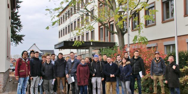 25 zukünftige Städteplaner machten sich vom Stadthaus auf den Weg zum Bahnhof, um die augenfälligen Probleme vor Ort zu erkunden. Foto: Hannelore Nowacki 