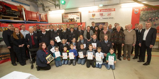 Die Freiwillige Feuerwehr Hofheim ehrte zahlreiche Mitglieder. Foto: Petra Gahabka