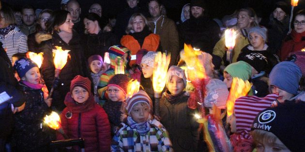 Die Zerschneidungsvarinate der ICE Neubautrasse würde große Waldflächen zerstören. Mit ihrem Lichterzug wollten die Kinder ein Zeichen gegen die Zerstörung des Waldes setzen. Foto: Eva Wiegand