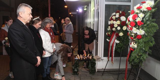 Eine Geste der Erinnerung: Zur Gedenkstunde wurden Kerzen angezündet und Blumen nieder gelegt. Bürgermeister Gottfried Störmer, Spargelkönigin Alina-Sophie I.  und Stadtverordnetenvorsteherin Brigitte Stass gedachten am Standort der ehemaligen Synagoge der Opfer. Foto: Eva Wiegand