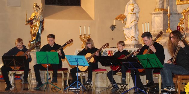 Filmmusik aus „Top Gun“ und „Herr der Ringe“ gab es von den  Musikern des Gitarrenorchesters unter Leitung von Rudi Weinacker. Foto: Eva Wiegand