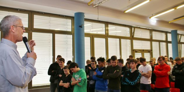 Mal etwas ganz Ungewohntes tun. Referent Stefan Simonis regte zum Armeverschränken in umgekehrter Reihenfolge an, denn auch der Klimaschutz brauche neues Handeln. Projektträger sind Die Multivision, Help – Hilfe zur Selbsthilfe, der Deutsche Städte- und Gemeindebund sowie Plant for the Planet. Foto: Hannelore Nowacki