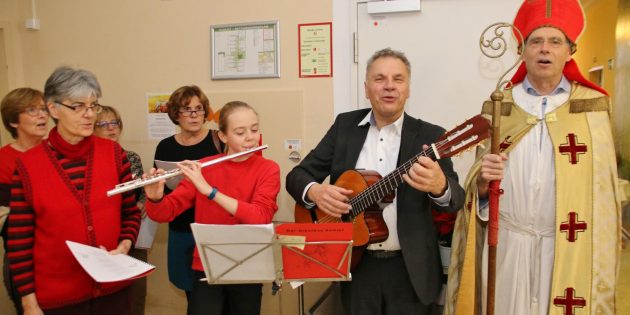 Die Delegation des Lionsclubs mit Nikolaus Johannes Haefele und Musikschulleiter Joachim Sum mit Henrike Stöckinger an der Querflöte zu Besuch im Alten- und Pflegeheim Mariä Verkündigung. Gemeinsam mit den Bewohnern (hier im „beschützten Bereichs“) sangen sie weihnachtliche Lieder. Foto: Hannelore Nowacki