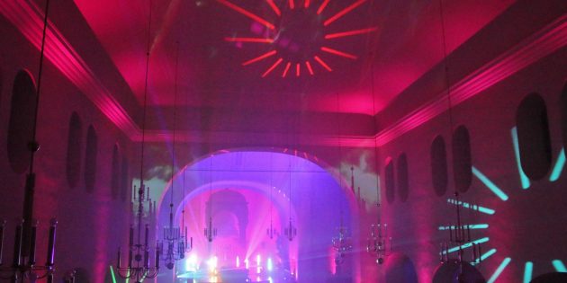 „Kirche im Licht“ - der besondere Gottesdienst in der Pfarrkirche St. Michael mit einzigartiger Lichtkunst und inspirierenden Wortbeiträgen hatte viele Besucher angezogen. Foto: Hannelore Nowacki