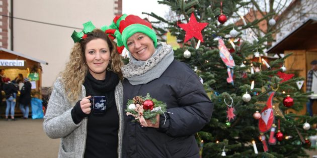 Ein Zweierteam der guten Laune waren Michaela Hertel (rechts) und Nadine Keil, die an ihrem Stand großen Zulauf hatten. Foto:  Hannelore Nowacki