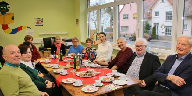 In der Bücherei der Schillerschule wurde diskutiert, wie das Projekt Lesepaten gelaufen ist und wie es zukünftig weiterentwickelt wird. Im Bild: Peter Tschirch und Hans-Jürgen Brems mit Schulleiter Torsten Wiechmann (vorne rechts), Koordinator Reinhard Kissel (vorne links), einige Lesepaten und die beiden Fachbeauftragten für Deutsch Sabrina Zehnbauer (weißer Pullover) und Birgit Pavlicek (mit Schal). Foto: Hannelore Nowacki