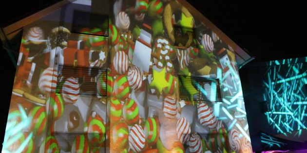 Mit der berührenden Illumination der Brüder Christian und Tobias Rohatsch wurde am ersten Adventssonntag die Eröffnung von „Bürstadt im Advent 2019“ gemeinsam mit Bürgermeisterin Barbara Schader und vielen Gästen gefeiert. Foto: Hannelore Nowacki