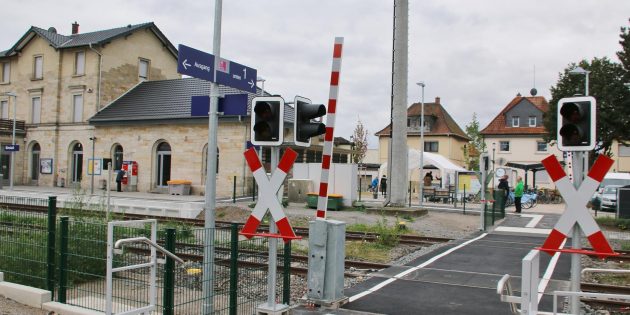 Der neue Bahnübergang über die Gleise der Nibelungenbahn von Bensheim nach Worms verbindet die Bahnhofsallee mit der Industriestraße. Foto: Hannelore Nowacki