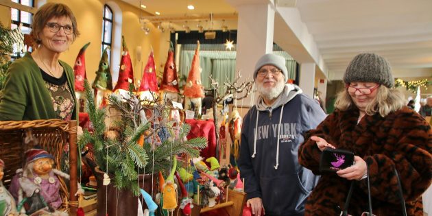 Die Magie der Kobolde und anderen Gesellen am Stand von Rosi Schlesinger machte kauflustig. Foto: Hannelore Nowacki