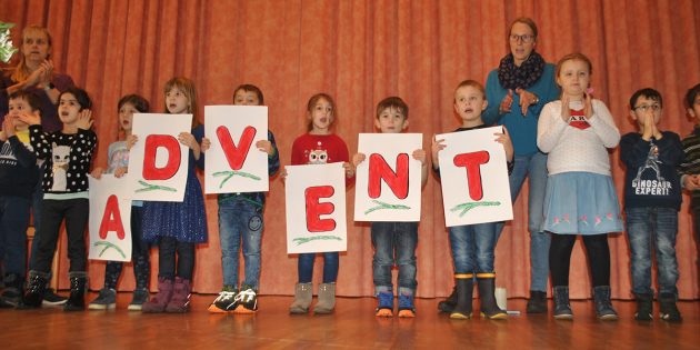 Die Kinder der Kita Falterweg erfreuten die Senioren der Martin-Luther-Gemeinde mit ihrem Gesang sowie einem Weihnachtsgedicht. Foto: Benjamin Kloos
