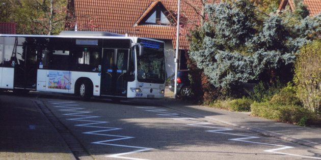 Zu eng: Immer wieder müssen Busse beim Durchfahren zweier Kurven in Neuschloß auf den Bürgersteig ausweichen – dadurch entstehen gefährliche Situationen, besonders für Fußgänger und Radfahrer. Foto: oh