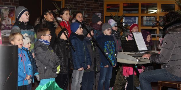 Traditionell eröffnete der KInderchor des MGV Harmonie unter Leitung von Michael Held den Bürstädter Adventszauber im Bürgerhauspark. Foto: Eva Wiegand