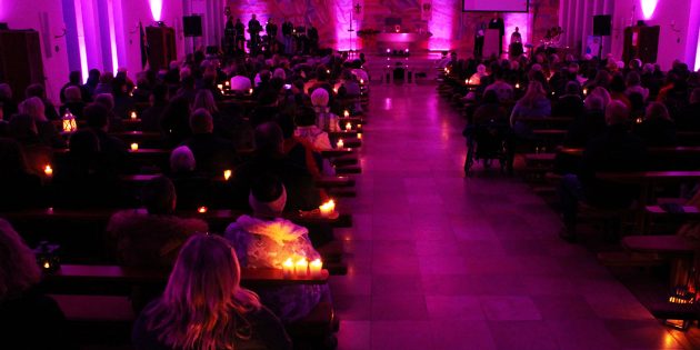 Die Kirche Mariä Verkündigung erstrahlte am Sonntag in besonderem Licht – die Pfadfinder hatten das Friedenslicht aus Betlehem nach Lampertheim gebracht. Foto: Nadine Schütz