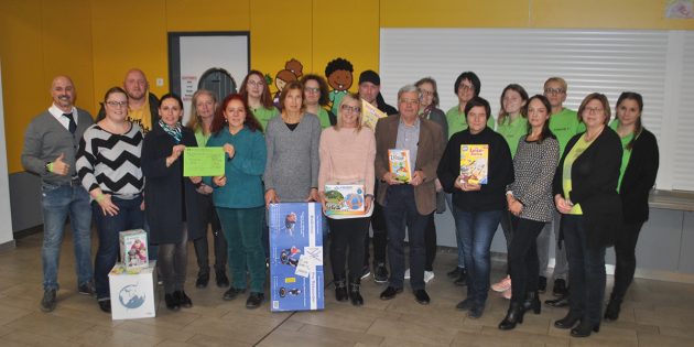 Wieder einmal konnten sich zahlreiche Einrichtungen und Schulen über die Spende des Krabbelkäfer-Flohmarktteams freuen.: Foto: Benjamin Kloos 