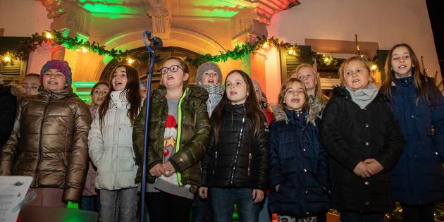 Der Schulchor der Schillerschule ließ zur Eröffnung des Lampertheimer Weihnachtsmarktes adventliche und weihnachtliche Lieder erklingen. Foto: TIP