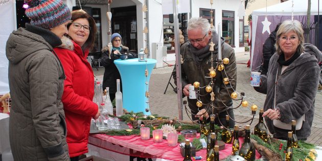 Winzerglühwein und Berglinsensuppe lockten  am Stand der evangelischen Johannesgemeinde. Foto: Eva Wiegand