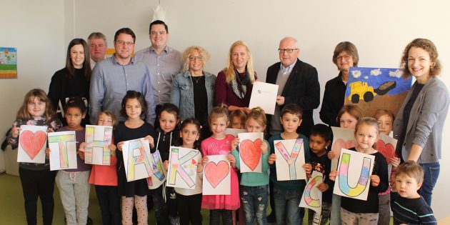 Der Bedarf an Krippen- und Kindergartenplätzen sowie der Anspruch an die Qualität der Einrichtungen ist in den vergangenen Jahren immens gestiegen. So auch in Hofheim. Hier übergab die Erste Kreisbeigeordnete einen Förderbescheid in Höhe von 400.000 Euro für die Sanierung und Erweiterung der Kita St. Michael. Foto: Eva Wiegand