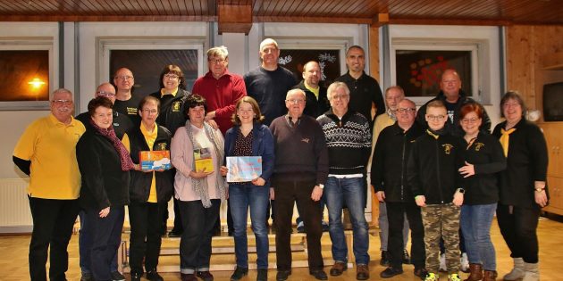 Die Theatergruppe „Die Sainäwwel“ hatte die Spendenempfänger zu einer Feier ins Pfarrheim St. Peter eingeladen, die zugleich eine Informationsveranstaltung über die Arbeit der Initiative am Mannheimer Zentralinstitut für Seelische Gesundheit (ZI) „Hilfen für Kinder psychisch erkrankter Eltern“, die Ziele der Sportgruppe „Jägermänner & Frauen“ und das neue Stück der Sainäwwel war. Foto: Hannelore Nowacki
