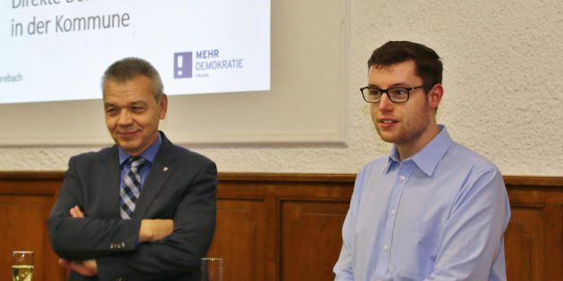 ürgermeister Gottfried Störmer (links) und SPD-Lokalpolitiker Marius Schmidt stellten das Anliegen des Bündnisses für Demokratie vor. Foto: Hannelore Nowacki