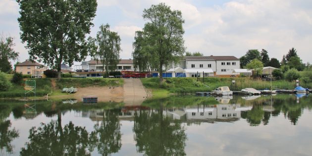 Von der Entschlammung und Durchströmung des Altrheins sind aus der Sicht der Stadt Lampertheim und der beteiligten Gruppen viele Vorteile zu erwarten: Mehr Wasserzuführung in Rallengraben und Welsches Loch, das für ziehende Wasservögel erhalten bliebe, die  Auenlandschaft würde profitieren. Das Hegwasser in Verantwortung des Landes Hessen wäre besser belüftet, um ein Fischsterben wie 2019 zu vermeiden. Stabilere Wassertiefe für Paddler, Ruderer und Motorbootfahrer. Der Bootstourismus könnte sich entwickeln. Archivfoto: Hannelore Nowacki 